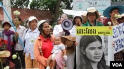 ប្រជាពលរដ្ឋ​​សហគមន៍​បឹងកក់​តវ៉ា​ឲ្យ​តុលាការ​ដោះលែង​អ្នកស្រី​ទេព វន្នី​ នៅ​ថ្ងៃ ព្រហស្បត៌ ទី​០៨​ ខែ​កញ្ញា ឆ្នាំ​២០១៦ នៅ​មុខ​សាលា​ដំបូង​រាជធានី​ភ្នំពេញ​។ (ឡេង ឡែន/VOA)