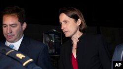 លោកស្រី Fiona Hill អតីត​អ្នក​ជំនួយការ​កំពូល​ស្តីពី​ប្រទេស​រុស្ស៊ី​និង​តំបន់​អឺរ៉ុប​របស់​ប្រធានា​ធិបតី​សហរដ្ឋ​អាមេរិក​លោក​ ដូណាល់ ​ត្រាំ ចាកចេញពីវិមានសភា Capitol Hill បន្ទាប់ពីផ្តល់កសិណសាក្សី កាលពីថ្ងៃទី១៤ ខែតុលា ឆ្នាំ២០១៩។ 