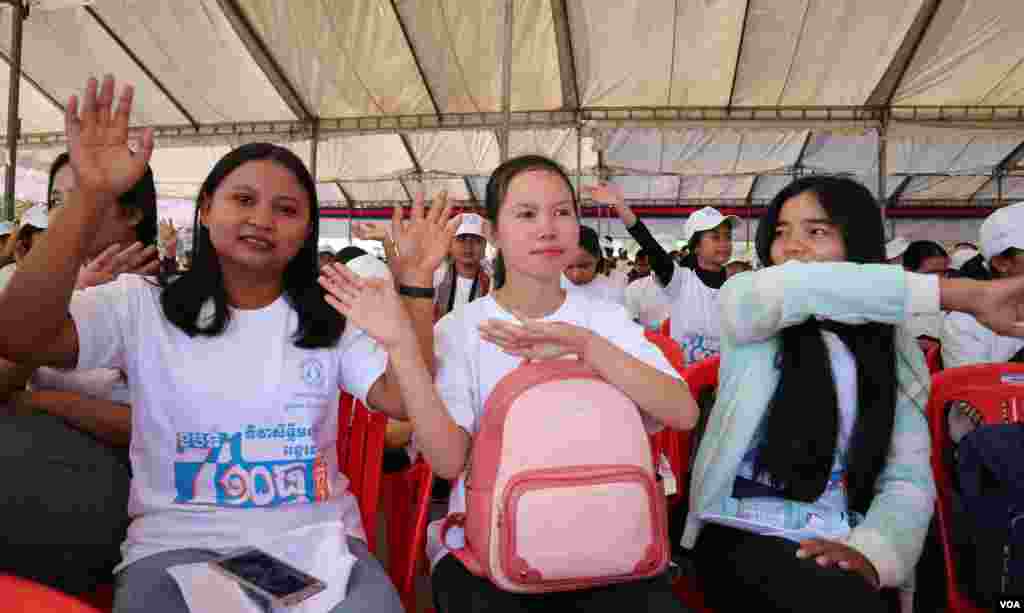 ​យុវជន​កំពុង​ចូលរួម​ប្រារព្ធ​ទិវា​សិទ្ធិ​មនុស្ស​អន្តរជាតិ​លើកទី​៧១ នៅ​សួន​ប្រជាធិបតេយ្យ នា​ថ្ងៃ​ទី​១០ ខែ​ធ្នូ ឆ្នាំ​២០១៩។ (កាន់ វិច្ឆិកា/VOA)