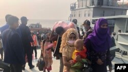 Pengungsi Rohingya berdiri dalam antrian setelah mereka turun dari kapal Angkatan Laut Bangladesh ke Pulau Bashar Char di Noakhali pada 4 Desember 2020 (Foto: AFP)