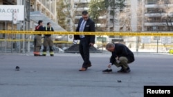 Polisi Toronto menyelidiki kasus mobil van yang menabrak beberapa pejalan kaki di perempatan utama di utara Toronto, Ontario, Kanada, 23 April 2018. 