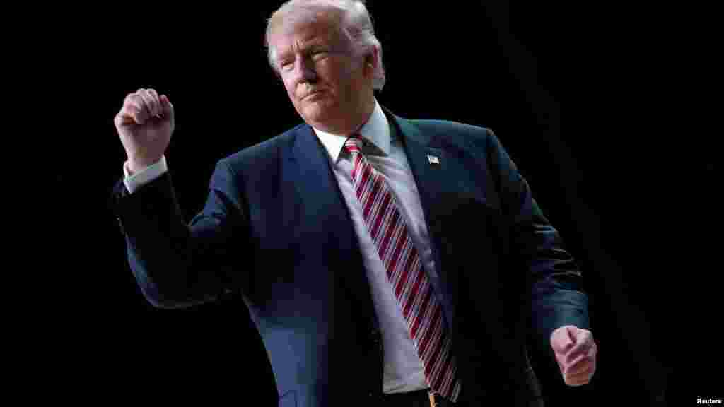 Les partisans du candidat républicain Donald Trump réagissent lors d&#39;un rassemblement de campagne à Panama City, en Floride, aux États-Unis, le 11 octobre 2016.