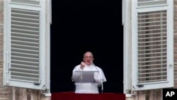 Paus Fransiskus saat memimpin doa Angelus dari jendela apartemennya yang menghadap Lapangan Santo Peter di Vatikan (17/3).