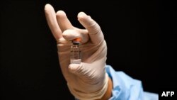 រូបឯកសារ៖ គិលានុបដ្ឋាយិកាមួយរូបបង្ហាញវ៉ាក់សាំងបង្ការជំងឺកូវីដ១៩ ស៊ីណូវ៉ាក់ (Sinovac) របស់ចិន នៅទីក្រុង Bogota ប្រទេសកូឡ៊ំប៊ី កាលពីថ្ងៃទី ៩ ខែមីនា ឆ្នាំ ២០២១។