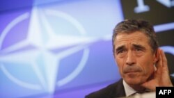 NATO Bosh kotibi Anders Fog Rasmussen Bryusselda jurnalistlarning savollariga javob berdi, 6 oktabr 2011