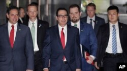 Delegasi AS yang dipimpin oleh Menteri Keuangan Steven Mnuchin (tengah) saat berada di Beijing, 29 Maret lalu. 