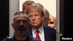 Bivši predsjednik Donald Trump stiže u sudnicu Krivičnog suda na Manhattanu, 4. april 2023.