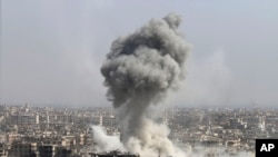 Hayaki da ya tashi bayan jiragen sama sun kai hari a Syria