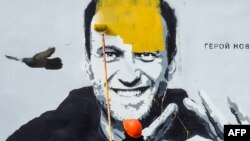 Radnik farba grafite zatvorenom kritičaru Kremlja Alekseja Navaljnog u Sankt Peterburgu 28. aprila 2021.