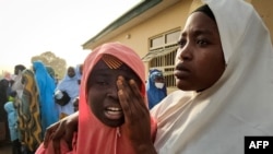 Une fille kidnappée pleure alors qu'elle retrouve une membre de sa famille à Jangebe, dans l'État de Zamfara, le 3 mars 2021, après leur enlèvement dans un pensionnat du nord-ouest du Nigéria, la semaine dernière, le 26 février 2021.