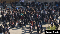 دانشجویان خواهان برخورد و برکناری مسئولان دانشگاه آزاد هستند.