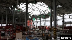 Puing-puing bangunan akibat serangan misil ke kantor pos Ukraina di luar kota Kharkiv, Minggu (22/10). 