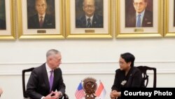 22일 인도네시아를 방문한 짐 매티스 미국 국방장관(왼쪽)이 렌토 마르수디 인도 외교장관과 회담했다.