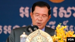 លោក​នាយករដ្ឋមន្រ្តី​ ហ៊ុន សែន​ ធ្វើ​សេចក្ដី​ថ្លែងការណ៍អំពី​កំណើត​​គណបក្ស​ប្រជា​ជន​កម្ពុជា​​​​កំឡុង​ពេល​ការ​រំឭឹក​ខួបទី​៦៥​នៃ​ថ្ងៃ​បង្កើត​គណបក្ស​ប្រជាជន​កម្ពុជា​នៅ​ទីស្នាក់​ការ​កណ្ដាល​គណបក្ស​នៅ​ថ្ងៃ​ទី​២៨ ​ខែ​មិថុនា​ឆ្នាំ​២០១៦​ នា​រាជធានី​ភ្នំពេញ ដែល​មាន​អ្នក​ចូលរួម​​ច្រើន​រយនាក់​។ គណបក្ស​ប្រជាជន​កម្ពុជា​មាន​ឈ្មោះ​ដើម​ហៅ​ថា​គណបក្ស​បដិវត្តន៍​ប្រជាជន​ខ្មែរ​ត្រូវបាន​បង្កើត​ឡើង​នៅ​ថ្ងៃ​ទី​២៨​ ខែ​មិថុនា​ ឆ្នាំ​១៩៥១។ (ឡេង ឡែន​/VOA)