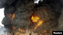 Wani yanki da masu fafitukar yankin Niger Delta suka fasa wani bututun mai a Andoni a watan Disamba a 2005.