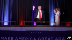 លោក Donald Trump បក់​ដៃ​ទៅ​កាន់​អ្នក​គាំទ្រ​របស់​ខ្លួន​នៅ​ពេល​រៀប​ថ្លែង​សុន្ទរកថា​ទទួល​យក​លទ្ធផល​បោះឆ្នោត​របស់​លោក​ កាលពី​ថ្ងៃទី៩ ខែវិច្ឆិកា ឆ្នាំ២០១៦។