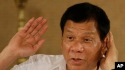 Presiden Filipina, Rodrigo Duterte, menjawab pertanyaan wartawan di Istana Presiden Malacanang, Manila, Filipina, 13 Maret 2017. (AP Photo/Aaron Favila)