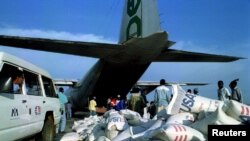 Un avion en train d’être chargé dans un aéroport au centre de l’Angola, 5 novembre 1994.