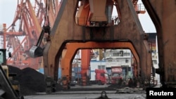 지난 2010년 12월 중국 단둥항 노동자들이 북한으로 부터 수입한 석탄을 트럭에 싣기 위해 기다리고 있다. (자료사진)