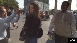 Dressed in black-colored T-shirt, Khom Chandaraty, known as Srey Mom, walks to the Phnom Penh Municipal Court, on Tuesday, April 19, 2016. (Hul Reaksmey/VOA Khmer) 