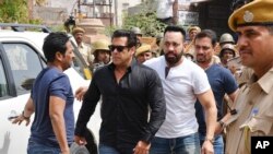 Bollywood star Salman Khan, second left, arrives for court in Jodhpur, Rajasthan state, India, April 5, 2018. Khan was convicted Thursday of poaching rare deer in a wildlife preserve two decades ago and could face up to six years in prison. 
