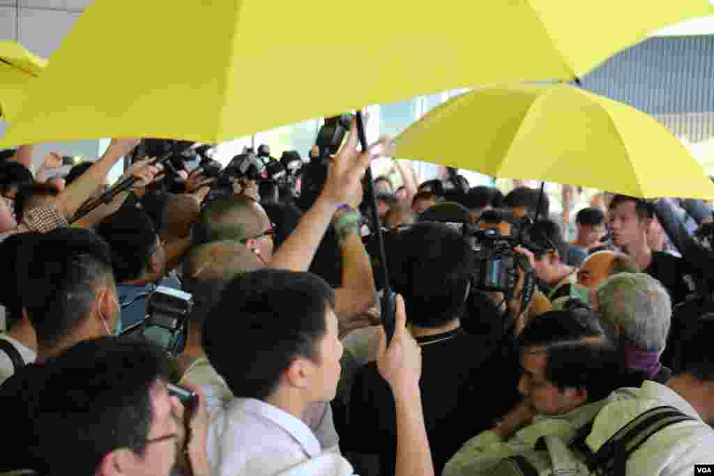 港府公布政改方案对立团体立法会外冲突 （美国之音海彦拍摄 ） 