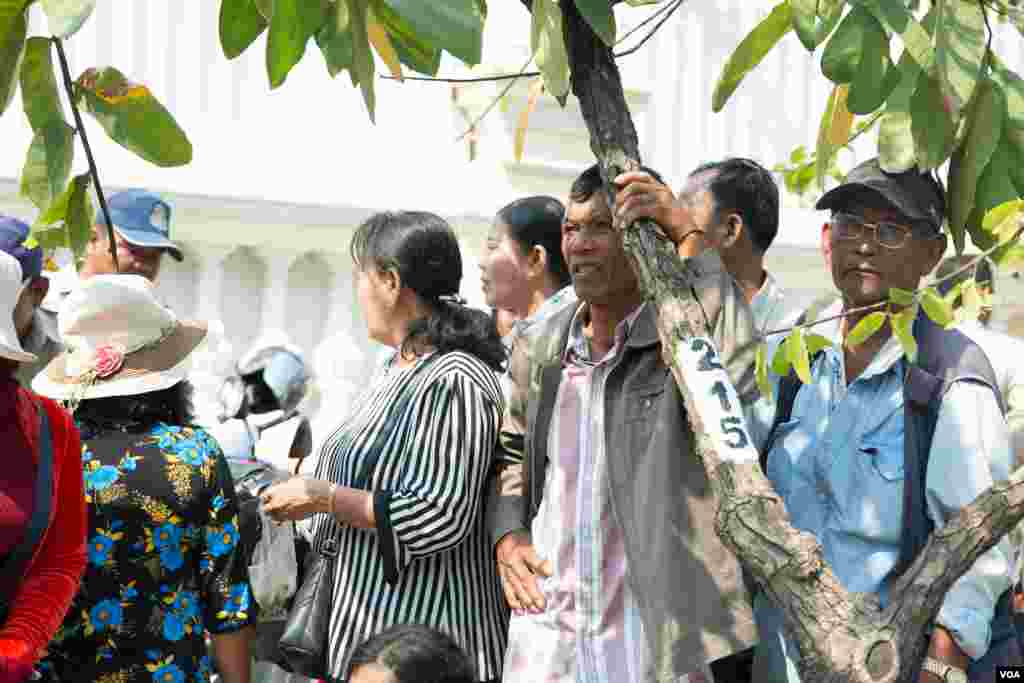 ប្រជាពលរដ្ឋកម្ពុជាកំពុងរង់ចាំនៅខាងមុខក្លោងទ្វារគេហដ្ឋានរបស់ លោកឧកញ៉ាសុខ គង់កាលពីព្រឹកថ្ងៃទី២៩ ខែមករា ឆ្នាំ២០១៩ដើម្បីទទួលអាំងប៉ាវមុននឹងពិធីបុណ្យចូលឆ្នាំចិន វៀតណាមចូលមកដល់ ក្នុងរាជធានីភ្នំពេញ ប្រទេសកម្ពុជា។(ទុំ ម្លិះ/VOA)