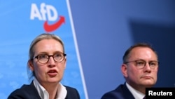 জার্মানির কট্টর ডানপন্থী দল অল্টারনেটিভ ফর জার্মানির দুই নেতা, অ্যালিস ভাইডেল এবং টিনো ক্রুপাল্লা বার্লিনে সংবাদ সম্মেলনে বক্তব্য রাখছেন। ফটোঃ ১০ জুন, ২০২৪।