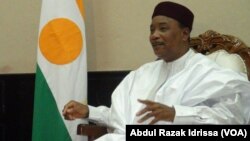Le président du Niger Mahamadou Issoufou discute avec la chancelière allemande Angella Merkel lors de la visite de celle-ci à Niamey, Niger, 10 octobre 2016. (VOA/Abdoul-Razak Idrissa)