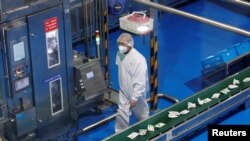 Visite organisée par le gouvernement de l'usine laitière Mengniu à Pékin en Chine, le 27 février 2020.