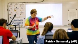 រូបឯកសារ៖ គ្រូបង្រៀនម្នាក់បង្ហាញកម្មវិធីស្មាតហ្វូនទៅកាន់សិស្សនៅវិទ្យាល័យមួយ នៅរដ្ឋ Maryland សហរដ្ឋអាមេរិក។ 