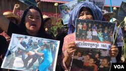 ក្រុម​ប្រជារាស្ត្រ​ខ្មែរ​នៅ​ក្នុង​សហគមន៍​បឹងកក់ មាន​គ្នា​ ​ប្រមាណ​ជាង​ ១០​ នាក់​ បាន​បើក​«​យុទ្ធនា​ការ​ថ្ងៃច័ន្ទពណ៌ខ្មៅ»​ ម្តងទៀត​នៅ​ព្រឹក​ថ្ងៃច័ន្ទ​នេះ​ ដើម្បី​ទាម​ទារ​ឲ្យ​ដោះ​លែង​ លោក​ស្រី​ ទេព វន្នី​ ជ័យ​លាភី​រង្វាន់​ស្រ្តី​ជា​អ្នក​ដឹកនាំ​របស់​​អង្គការ​ Vital Voices ដែល​រងការ​ចោទប្រកាន់​ពីបទ​ «ហិង្សា​ដោយចេតនា»​។ (ហ៊ុល រស្មី/VOA)