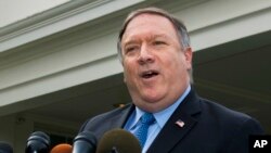 마이크 폼페오 미국 국무장관이 9일 백악관 입구에서 기자들의 질문에 답하고 있다.