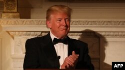 도널드 트럼프 미국 대통령이 24일 워싱턴 DC 백악관에서 열린 에마뉘엘 마크롱 프랑스 대통령 부부의 미국 방문을 환영하기 위해 마련한 국빈만찬에서 박수를 치고 있다. 