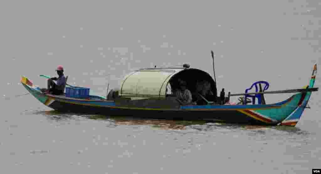 ទូក​នេសាទ​របស់​ជនជាតិ​វៀតណាម (មិន​មែន​មាន​ន័យ​ថា​​ខុស​ច្បាប់​ទេ)​នៅ​តំបន់ទន្លេបាសាក់​​ នៅសង្កាត់​ព្រែកប្រា ខណ្ឌ​ច្បារអំពៅ ​រាជធានី​ភ្នំពេញ នៅ​ថ្ងៃសុក្រ ទី​១៩ ខែ​សីហា ឆ្នាំ​២០១៦។​(ឡេង​ ឡែន/VOA)