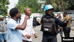 "Malheureusement, une balle perdue a atteint un chauffeur qui est décédé", a déclaré le porte-parole de la police à Beni.