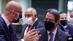 ប្រធានក្រុមប្រឹក្សាសហភាពអឺរ៉ុបលោក Charles Michel (ឆ្វេង) និយាយ​ជាមួយ​ប្រធានាធិបតី​កោះ​ស៊ីប​លោក Nicos Anastasiades ក្នុង​អំឡុង​កិច្ចប្រជុំ​តុមូល​នៅឯ​កិច្ចប្រជុំកំពូល​អឺរ៉ុប​នៅ​អគារ​ក្រុមប្រឹក្សា​សហភាព​អឺរ៉ុប​នៅ​ទីក្រុងប្រ៊ុចសែល នៅ​ថ្ងៃទី ១ ខែតុលា ឆ្នាំ២០២០។