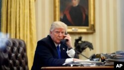 Presiden AS Donald Trump melakukan pembicaraan lewat telepon di Gedung Putih (foto: ilustrasi).