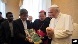 教宗方济各在梵蒂冈会见台湾教会合作协会代表团 （2017年12月7日）