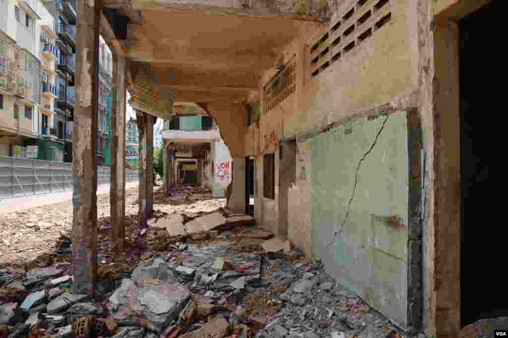 ទិដ្ឋភាព​នៃ​ការ​វាយកម្ទេច​អគារប៊ូឌីញ​ "អគារ ស​" ក្នុង​រាជធានី​ភ្នំពេញ​ នាថ្ងៃទី៣​ ខែសីហា​ ឆ្នាំ២០១៧។ ​អគារ​ប៊ូឌីញ​ កសាង​ឡើង​ក្នុង​អំឡុង​ឆ្នាំ១៩៦០​ ហើយ​អគារ​នេះ​ចាប់ផ្តើម​វាយកម្ទេច​នា​ខែ​ កក្កដា​ ឆ្នាំ​២០១៧។ ​(រ៉ាវី សុភារ័ត្ន/VOA)