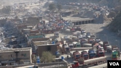 آرشیف: وسایط تجارتی که در سرحد تورخم منتظر عبور به افغانستان اند.
