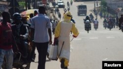 Petugas kesehatan menyemprotkan cairan pembunuh kuman, di luar komplek rumah sakit di Kenema, Sierra Leone (foto: dok).