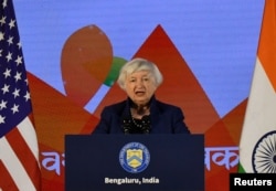 美国财长耶伦在印度班加罗尔举行的二十国集团财长和央行行长会议的记者会上讲话。（2023年2月23日）