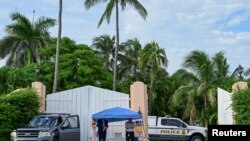 9月16日，警方继续就共和党总统候选人、美国前总统唐纳德·特朗普在佛罗里达州的高尔夫球场遭遇明显暗杀事件进行调查。美国特勤局的一辆警车停在特朗普在佛罗里达的住所海湖庄园门口，执法人员继续警惕周围的环境。