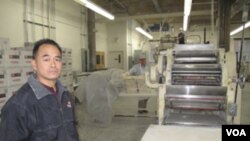 Menurut Tim Louie, pemilik paberik Chong Tsue, sekitar 25 persen bisnisnya adalah memproduksi kue keberuntungan.