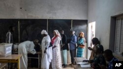 Des dizaines d'électeurs ont fait la queue dans le calme devant différents bureaux, ont constaté les journalistes de l'AFP. 