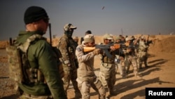 Des formateurs américains lors d’un entrainement des Forces spéciales armées dans le camp Makhmur, Irak, 11 décembre 2016. 