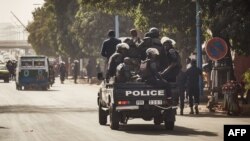 ARCHIVES - des agents de la police malienne lors d'une manifestation à Bamako, le 10 janvier 2018.