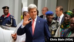 លោក​រដ្ឋ​មន្រ្តី​ការបរទេស John Kerry បក់​ដៃ​បន្ទាប់​ពី​ដំណើរ​ទស្សនកិច្ច​ទៅ​កាន់​វិមាន​របស់​ថ្នាក់​ដឹកនាំ​សាសនា​នៅ​ក្នុង​ក្រុង Sokoto ប្រទេស​នីហ្សេរីយ៉ា កាលពី​ថ្ងៃទី២៣ ខែសីហា ឆ្នាំ២០១៦។