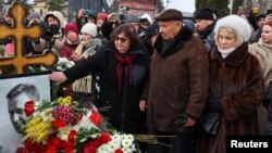 Yaxınları və tərəfdarları rusiyalı müxalifət lideri Navalnının ölümünün birinci ildönümünü qeyd edir